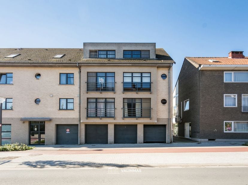 VALIMMAS verkoopt in het volle centrum van Asse dit instapklare duplex-appartement met individuele garagebox.    <br />
<br />
Het appartement omvat e