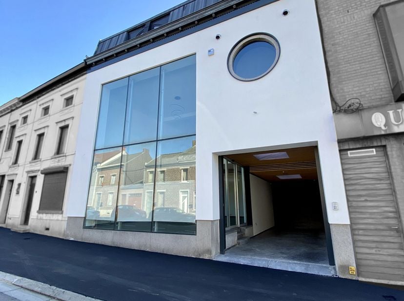 À vendre : Immeuble de rapport avec rez-de-chaussée commercial et 2 appartements<br />
Idéalement situé en plein cœur de Courcelles, à proximité imméd