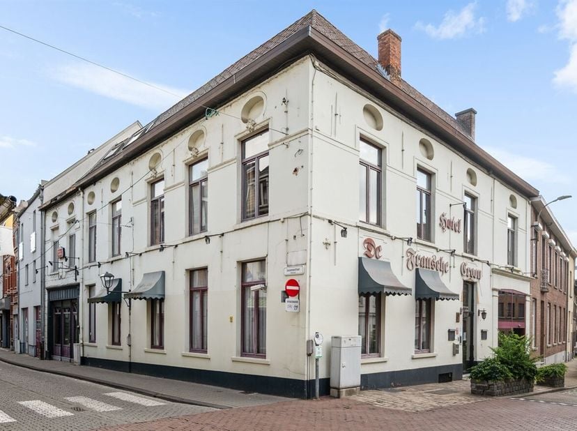 Interessante investeringsopportuniteit in het centrum van Diest. Dit karaktervolle gebouw van vóór 1850 beschikt over een totale oppervlakte van ca. 2
