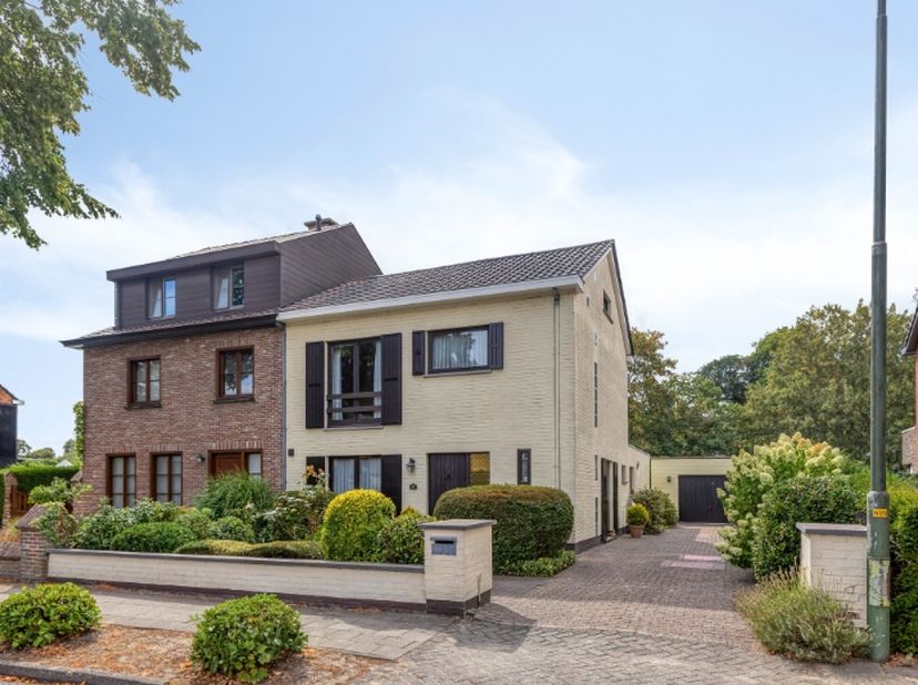 Gelegen in een rustige straat in Wondelgem, vindt u deze charmante halfopen woning die wacht op een nieuwe bewoner. Met een royale bewoonbare oppervla