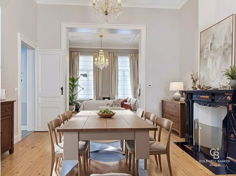 Belle maison (+-347m²) de 1980 et complètement rénovée en 2012.<br />
Ce logement se compose comme suit :<br />
Au rez-de-chaussée : hall d'entrée, li