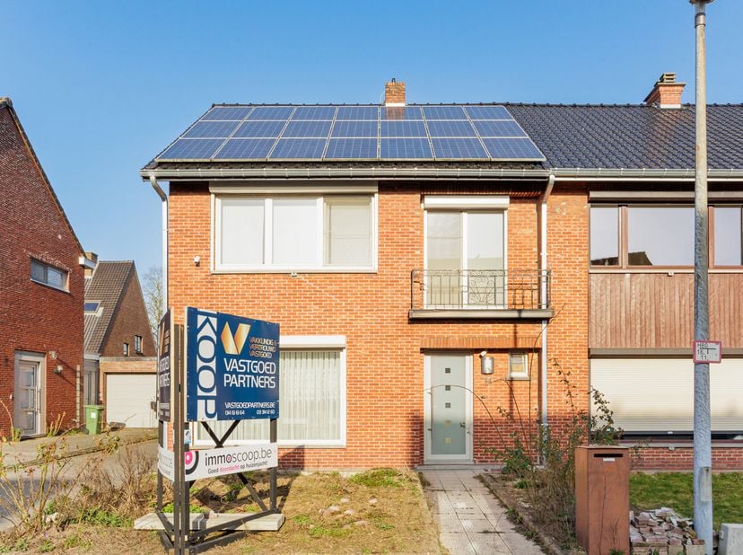 Gezellige gerenoveerde woning met 3 slaapkamers en zonnepanelen<br />
Deze gezellige , gerenoveerde woning biedt een comfortabele thuis met verschille