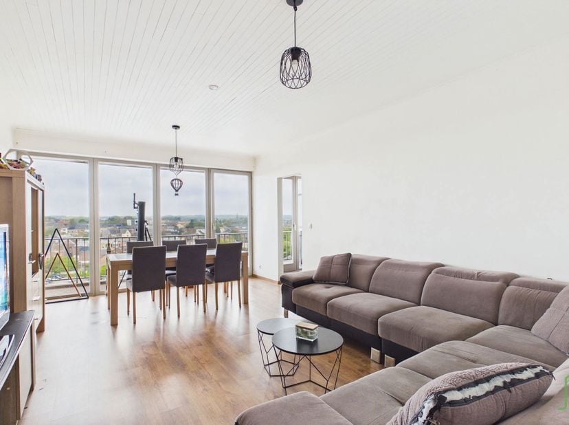 Offre à partir de 155.000euro. Appartement entièrement rénové au 9ème étage de la Résidence "Les Peupliers", situé à proximité immédiate des commerces