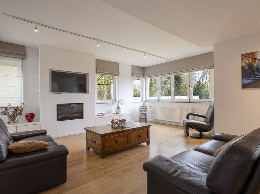 Instapklare gezinswoning met garage, 5 à 6 slaapkamers, ruimte vrij beroep en mooie tuin.<br />
<br />
Deze ruime woning biedt een praktische indeling