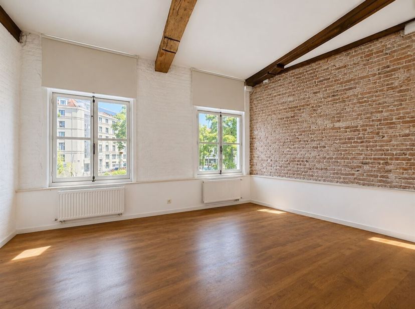 À proximité de la célèbre Place Sainte-Catherine - Splendide appartement 1 chambre de +/- 80m² situé au 1er étage d'un immeuble de 2 étages : un hall