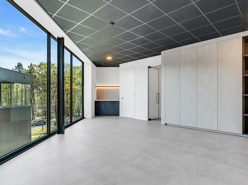 Welkom op Ambachtslaan 5/3 te As – instapklaar kantoor op toplocatie!<br />
<br />
Langs de belangrijke verbindingsweg tussen As en Genk vindt u dit v