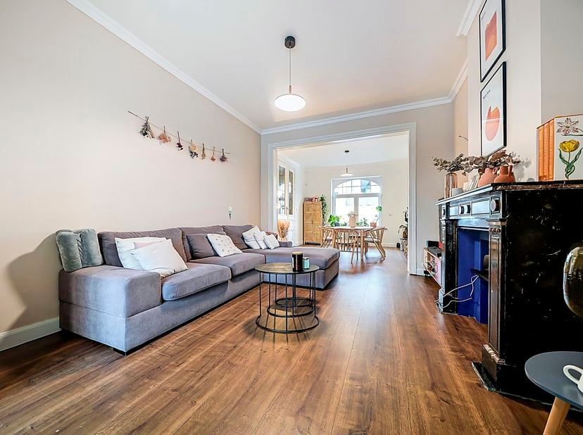 EasyHome heeft het genoegen u deze prachtige woning met 3 slaapkamers van 198m², smaakvol ingericht, voor te stellen! Ideaal gelegen in het centrum va