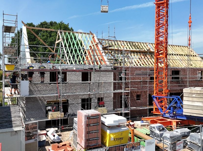 Rond de Mokkerkapel worden drie moderne BEN-woningen gebouwd op een toplocatie, op wandelafstand van scholen, winkels en openbaar vervoer. De woningen