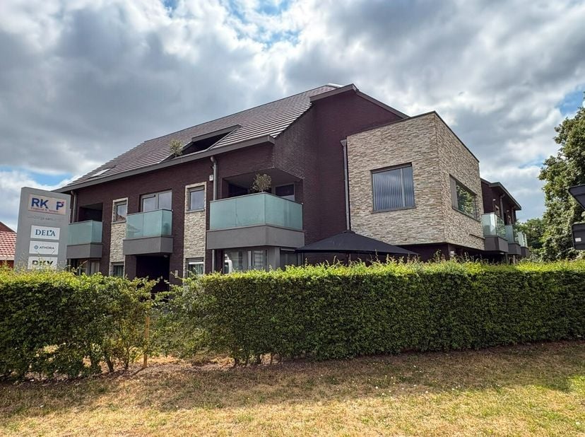 Duplex appartement met 2 slaapkamers, terras en autostandplaats vlakbij op een goede ligging in Diepenbeek. Voor meer informatie ga naar: https://www.