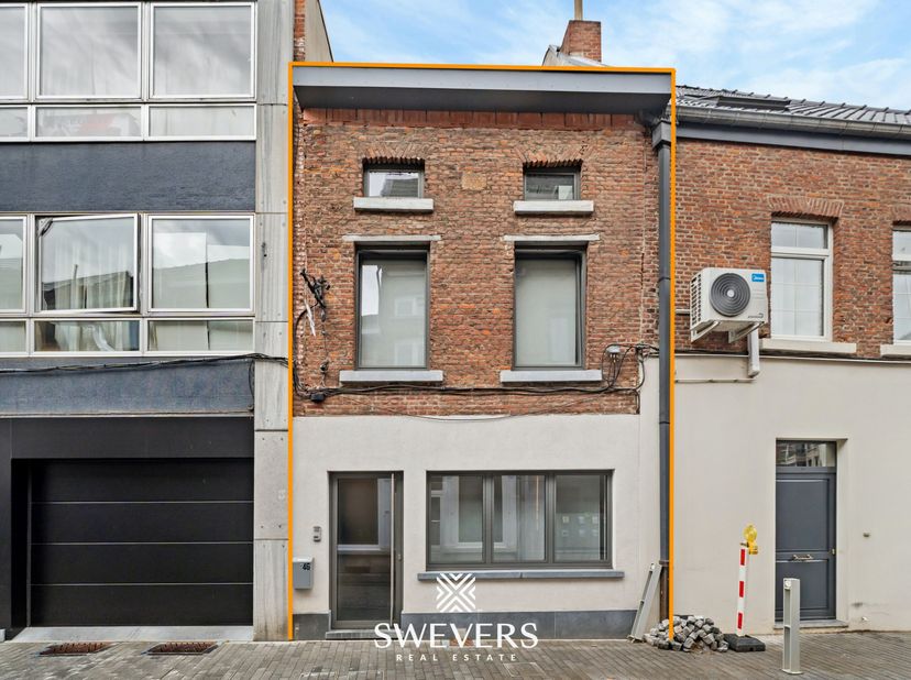 Voor meer info en foto’s, surf naar www.swevers.be – Aan de Hamelstraat 46 in Sint-Truiden bevindt zich deze ruime en instapklare stadswoning met 177