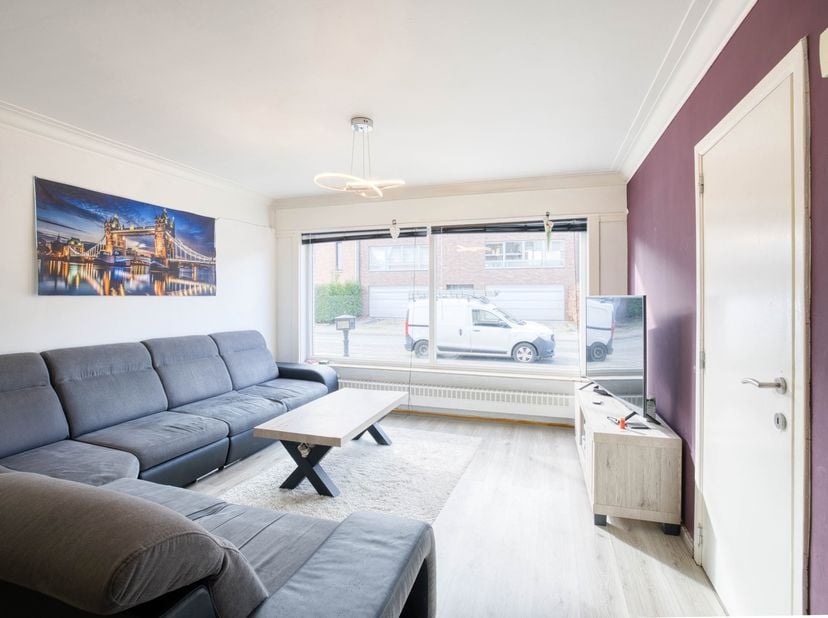 Dit gelijkvloers appartement, gelegen in het pittoreske Bazel, beschikt over een afzonderlijke inkom en een ruime tuin.<br />
Met een bewoonbare opper