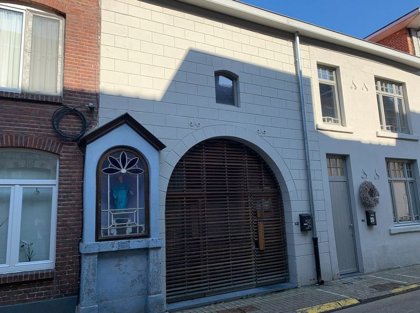 Gelieve geen telefonische contact op te nemen voor deze woning. Bij interesse kan u een aanvraag indienen via de website of kan u een mail sturen naar