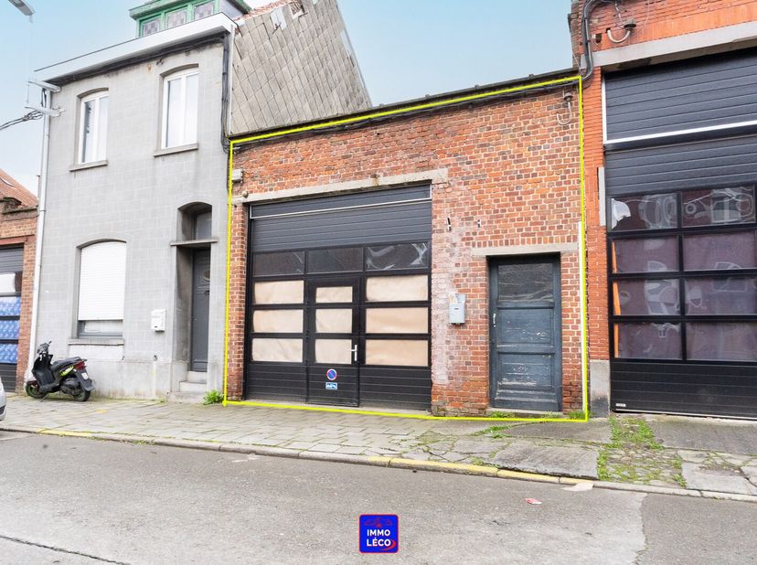 Espace de stockage de +/- 120m²<br />
Accessible via deux entrées en façade,<br />
Premier accès via porte traditionnelle,<br />
Seconde entrée via po