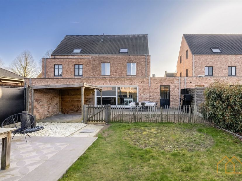 Welkom in deze energiezuinige woning met uitstraling in Noorderwijk. Dit ruime pand beschikt over 6 slaapkamers, 277 m² woonoppervlak en staat op een