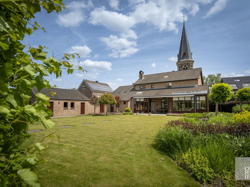 Indeling<br />
<br />
Deze villa heeft een eigen, privé inkomhal. Op de begane grond bevindt zich de inkomhal met gastentoilet, een ruime woonkamer me