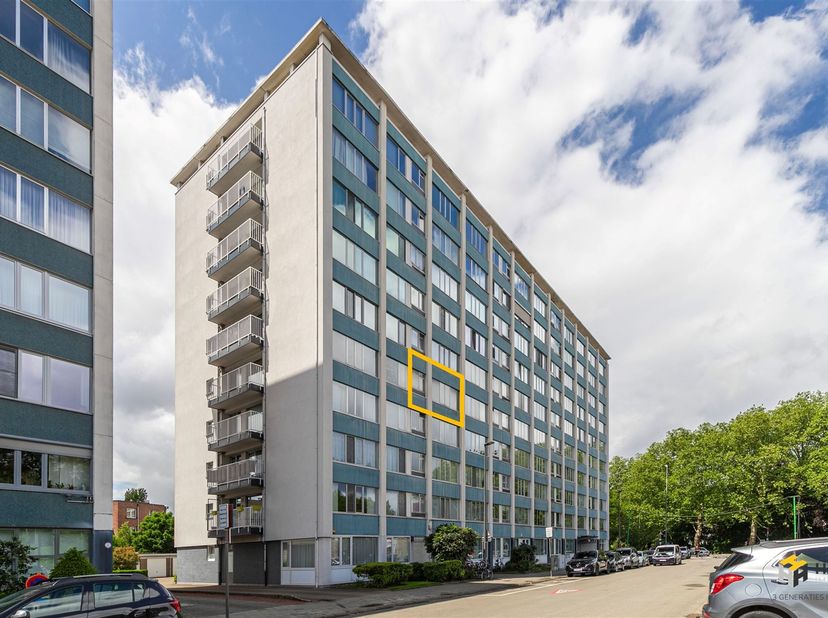 Te renoveren appartement (108m²) met 2 slaapkamers en terras (3 m²) in Deurne.<br />
<br />
Hier woon je aan de voet van het Rivierenhof. Dankzij de