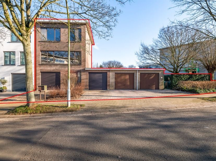 Te renoveren HOB Bel-etage (162m²) met 3/4 slaapkamers, aangelegde tuin, 4 garages en 4 autostaanplaatsen op toplocatie te Edegem! <br />
<br />
<br