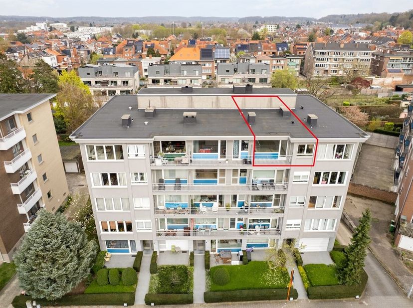Ligging<br />
Dit appartement is rustig gelegen in de Guido Gezellelaan, met een vlotte verbinding naar het centrum en belangrijke invalswegen. Winkel