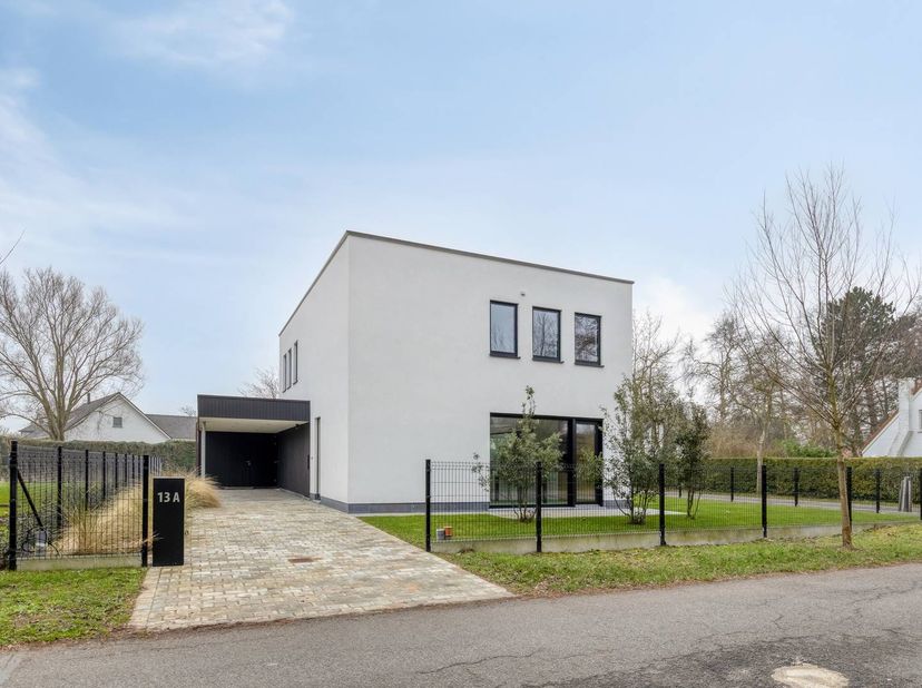 In een residentiële buurt te Sint-Idesbald (Koksijde) vinden we deze nieuwbouwvilla te koop. Deze woning met 3 slaapkamers en 2 badkamers is gesitueer