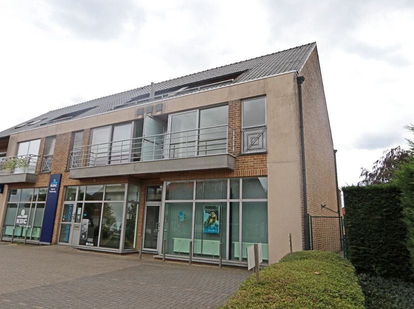 Aangenaam appartement in het centrum van Bekkevoort met een ruim terras en vlotte bereikbaarheid.Dit appartement uit 2004 combineert comfortabel wonen
