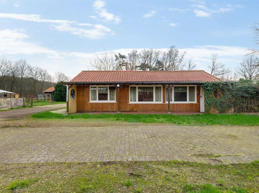 Karaktervolle woning gelegen in landelijke omgeving op een perceel van 9.458 m²<br />
Woning met 1 slaapkamer, woonkamer, badkamer en keuken. Verwarmi