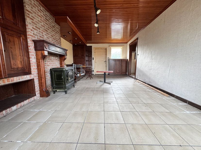 Te koop  Statige halfopen bebouwing op 1.130 m² grond in Wevelgem (Moorsele)<br />
Ontdek deze ruime en karaktervolle woning in een rustige doodlopend