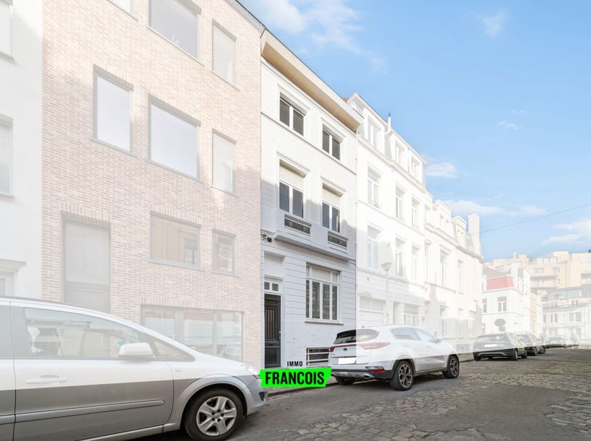 Deze ruime woning is gelegen op een gunstige locatie nabij het centrum van Oostende. Er zal talrijke buurtwinkels in de omgeving, alsook is er tal van