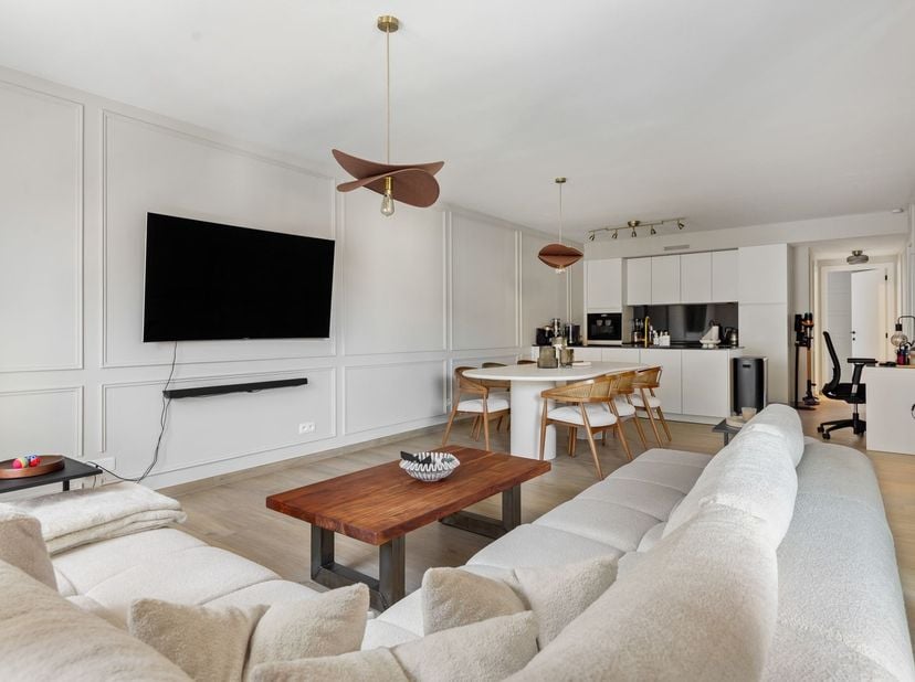 Deze woning geniet van een uitstekende strategische ligging aan een van de belangrijkste invalswegen van Hasselt. Dankzij de vlotte bereikbaarheid bev