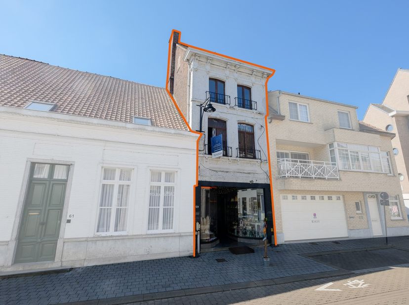 In de Marktstraat 59 te Maldegem bieden wij dit veelzijdige handelshuis aan, bestaande uit een commercieel gelijkvloers en twee bovengelegen woonentit