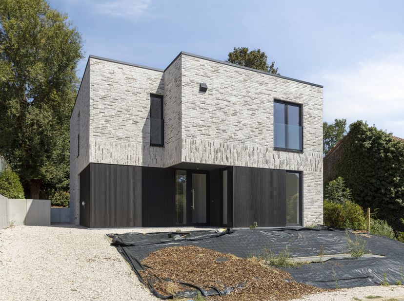Ontdek deze ruime en energiezuinige BEN-woning, gelegen in Meldert ! Met een bewoonbare oppervlakte van 190 m, vier slaapkamers en twee badkamers bied