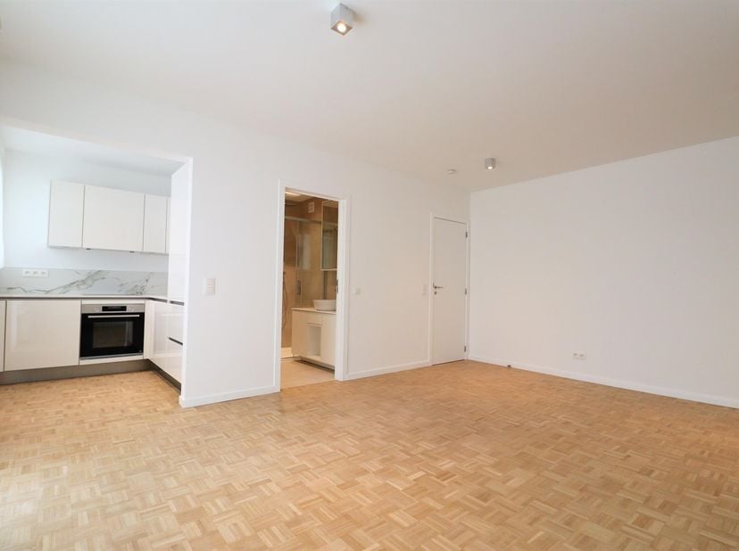SINT-PIETERS-WOLUWE – Wijk Vogelzang, vlakbij metrostation Pétillon en winkels. Mooie en zeer lichtrijke studio van 40 m² (1 douchekamer), gelegen op