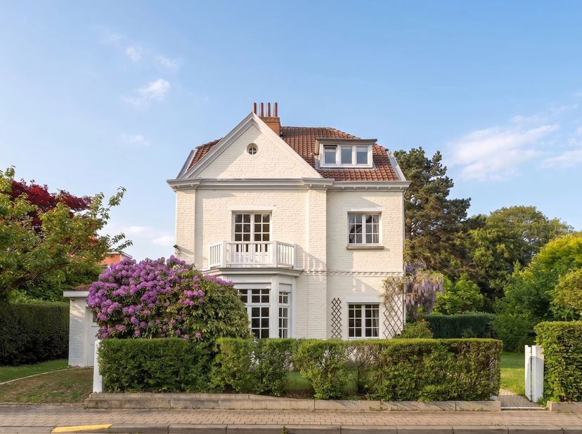 Gelegen in een van de meest gewilde wijken van Woluwe-Saint-Pierre, vlakbij Place Dumon en zijn talrijke winkels, deze elegante karaktervolle villa is