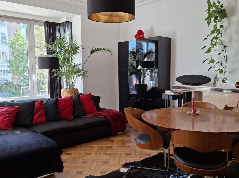 Appartement de 85 m², avec deux chambres (dont une aménagée en bureau), cuisine séparée, neuve et entièrement équipée, salle de bains, buanderie, balc