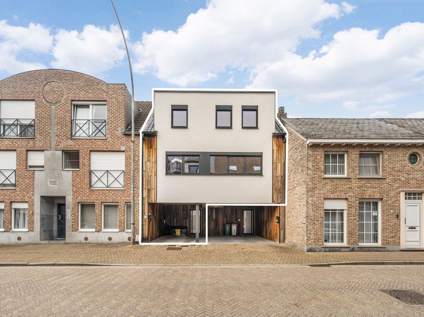 Gelegen op een toplocatie nabij de Grote markt van Westerlo, met alle faciliteiten (winkels, scholen, openbaar vervoer,…) op wandelafstand. Tevens een