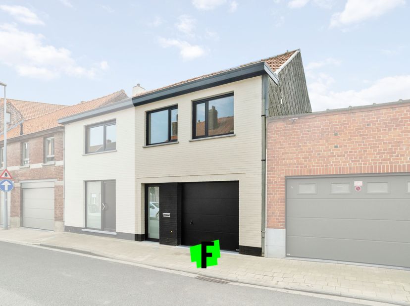 Deze instapklare rijwoning in de Steenstraat in Mesen combineert een praktische indeling met hedendaags wooncomfort. Met 115 m² bewoonbare oppervlakte
