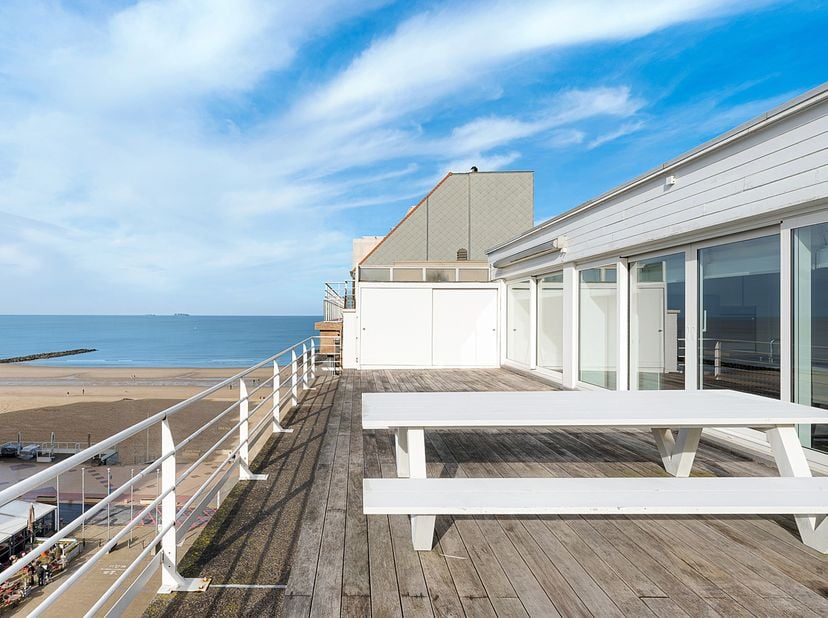 Gelegen op een absolute toplocatie aan het Van Bunnenplein, bij het begin van de Kustlaan, geniet deze ruime penthouse van een uitzonderlijke gevelbre