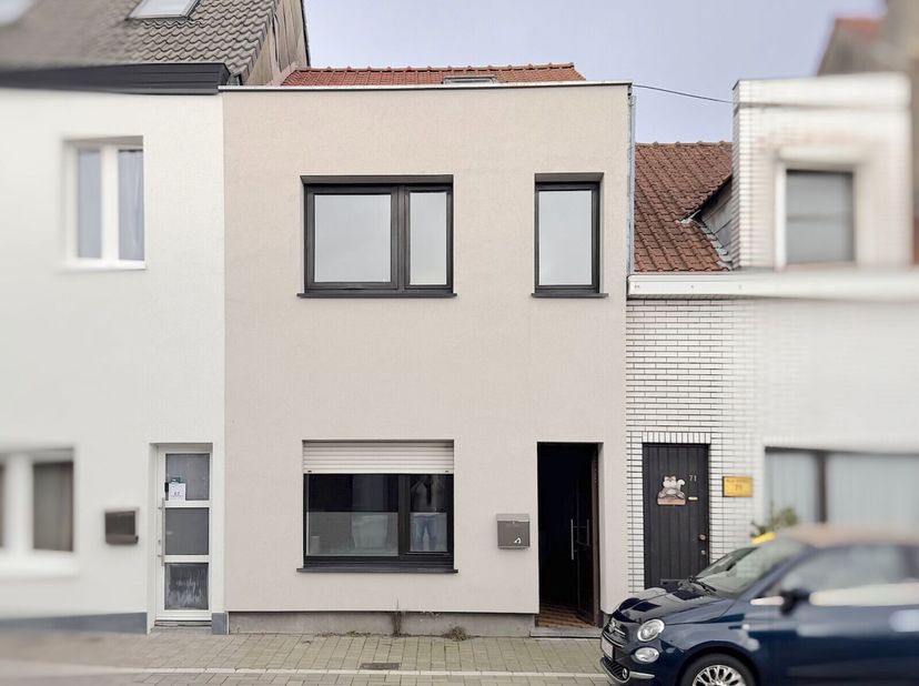 Deze te renoveren woning is gelegen een rustige woonstraat in residentiële buurt en op korte afstand van buurtwinkels, supermarkten en openbaar vervoe