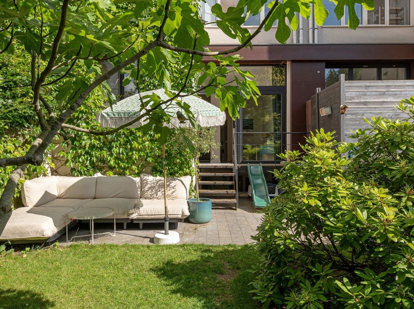 Gelegen aan de Ringlaan bevindt zich dit uitzonderlijk ruime duplexappartement van ca. 165 m², onderdeel van een kleinschalig en uitstekend onderhoude