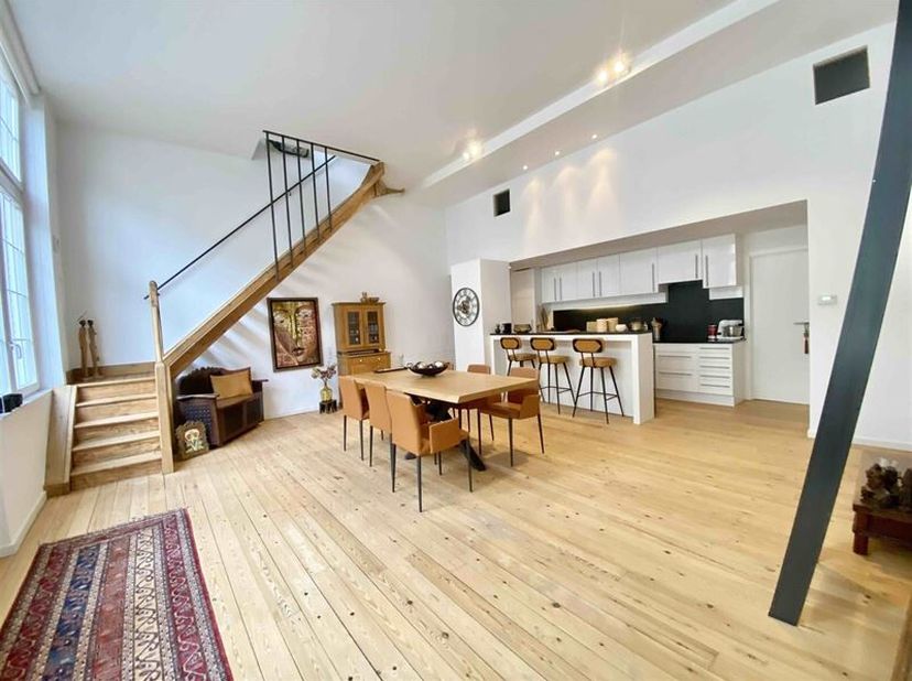 Beschrijving: In de buurt van de Rue Saint Bernard en niet ver van de Stefaniaplein, prachtige duplex loft stijl, gelegen in een volledig gerenoveerd