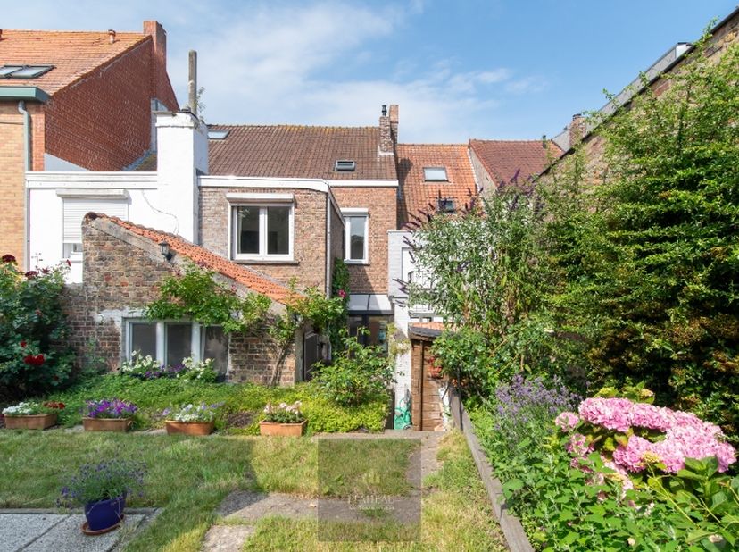 In de Kokstraat 14, midden in het historische hart van Nieuwpoort-Stad, bevindt zich deze karaktervolle en ruime stadswoning gelegen op een perceel va