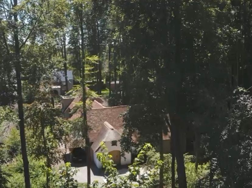Unieke recente eigendom.<br />
Prachtige villa rustig en residentieel gelegen in parkgebied,  op ca 2.000 m2 met verwarmd binnenzwembad, luxueus inger