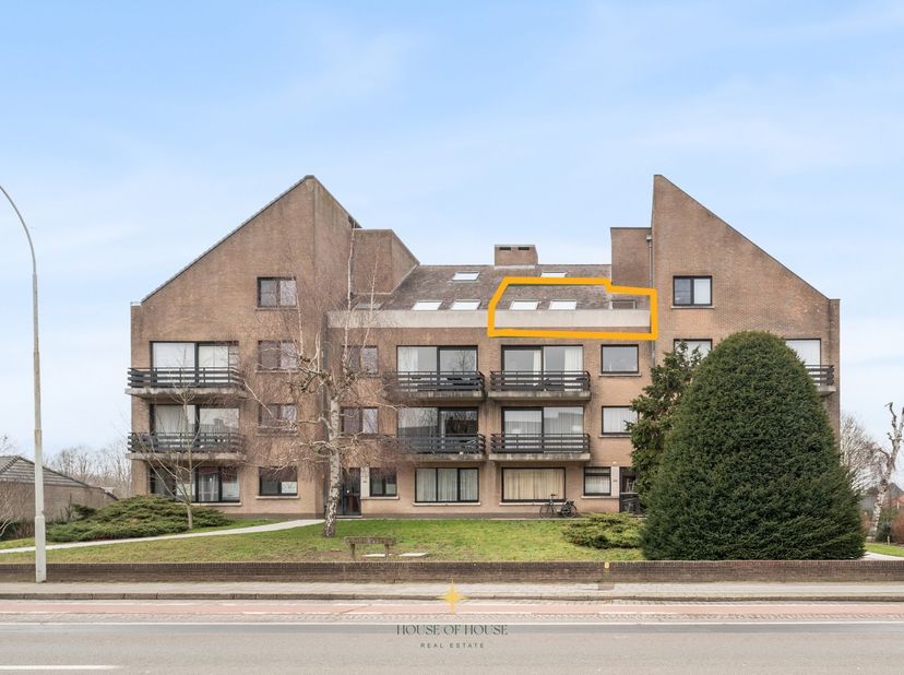 Cet appartement pratique est situé au troisième étage de la résidence Manderley, un endroit calme et agréable, facilement accessible par ascenseur. La