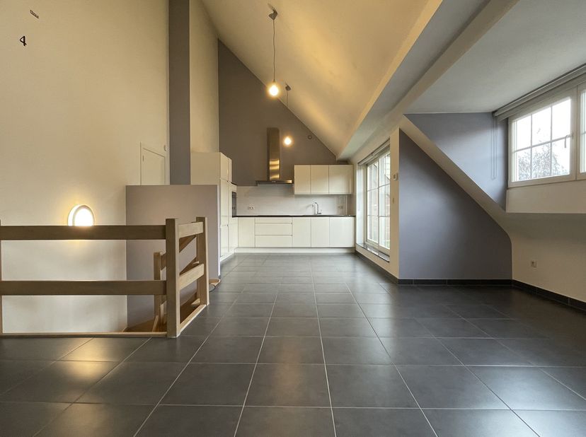 Energiezuinig duplex appartement met autostaanplaats en kelderberging.<br />
Ontdek dit prachtige duplex appartement op de eerste verdieping van een m