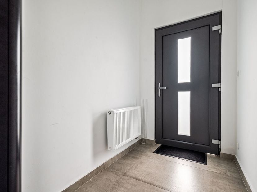 Recent gerenoveerde gezinswoning met 4 slaapkamers<br />
<br />
Ligging: wijk Deuzeld, invalswegen naar Merksem en Schoten centrum, winkels nabij, r