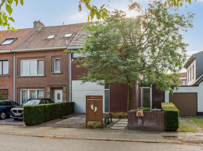 Deze ruime en lichtrijke woning is centraal gelegen in Wommelgem en werd gebouwd in 2008, met een uitbreiding in 2019.&amp;nbsp;De woning heeft een uiters