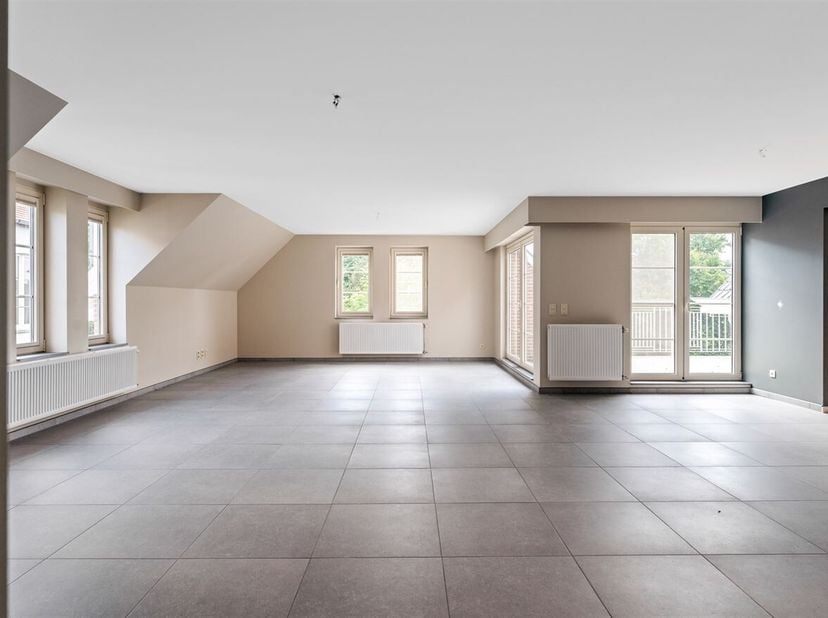 Journée portes ouvertes le samedi 14 mars de 17h00 à 18h00<br />
Penthouse prêt à être emménagé avec 3 chambres, 2 salles de bains et 2 garages.<br />