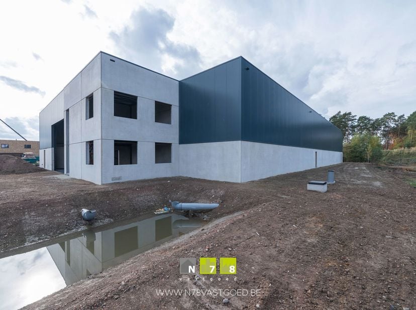 BEDRIJFSPAND 1.564M², BESTAANDE UIT 100M² KANTOREN + 1.464M² BEDRIJFSHAL OP 32 ARE TE DILSEN-STOKKEM (LANKLAAR).<br />
LIGGING<br />
Het pand is geleg