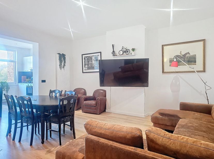Tussen de Bascule en het Bois de la Cambre – Duplex met 2 slaapkamers + kantoor<br />
Ideaal gelegen aan de Chaussée de Waterloo, in de directe nabijh