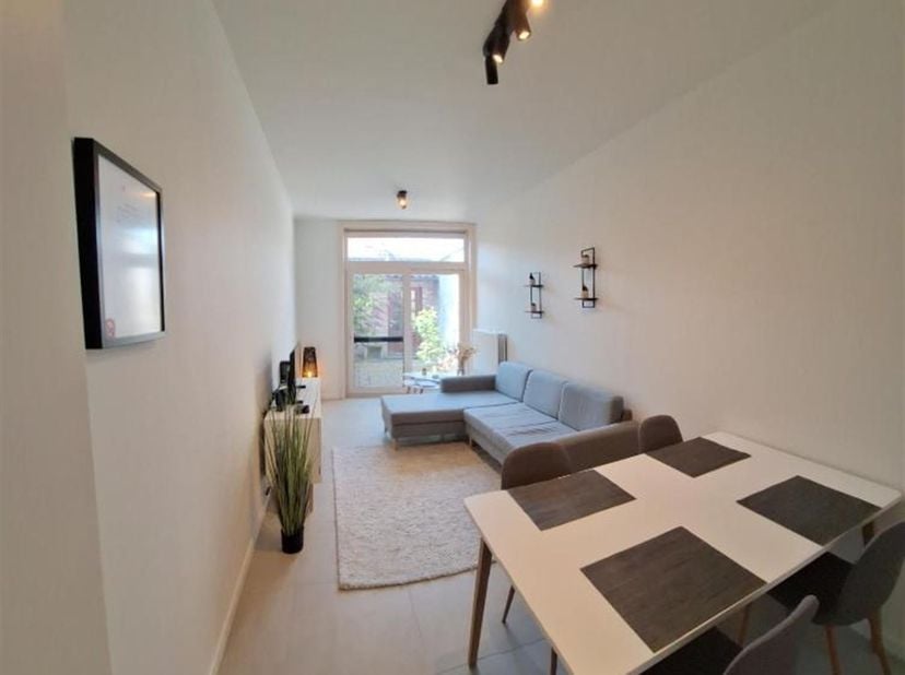 La Schaalstraat relie les deux principales rues commerçantes, la Bruul et l'Ijzerenleen. Cette maison, rénovée en 2023, dispose d'un petit jardin urba