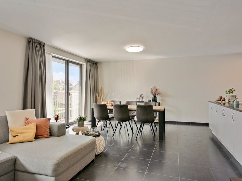Prachtig appartement met 2 slpks en terras te huur in Geel:Indeling: inkomhal, woonkamer met open keuken, terras, apart toilet, badkamer, slaapkamer 1